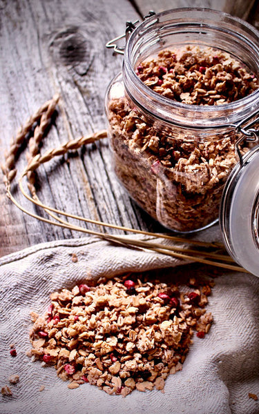 Birkkalan luomu speltti marja mysli lasipurkissa.