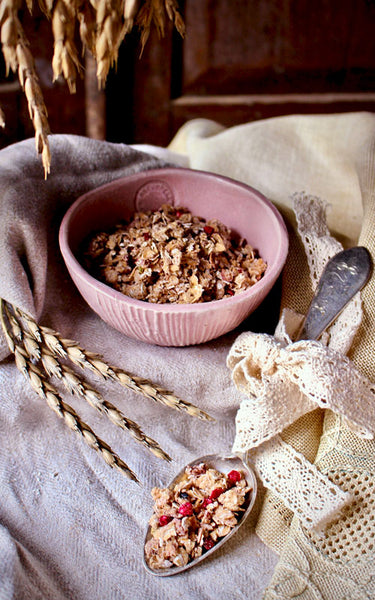 Birkkalan luomu speltti marja mysli annos kulhossa ja lusikka.